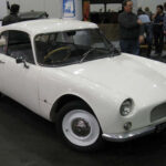 El Citroën Bijou fue un experimento poco convencional: un coupé elegante basado en el humilde 2CV. Fabricado en Inglaterra entre 1959 y 1964, apenas se produjeron 207 unidades. Su diseño no logró conquistar al público británico, pese a su singular propuesta.