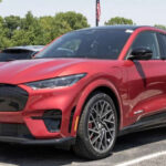 El Ford Mustang Mach-E ofrece gran rendimiento, pero exige mantenimiento acorde. Su peso impacta en neumáticos y suspensión, mientras que su tecnología requiere atención especializada. No es excesivo, pero sí constante.