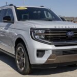 La Ford Expedition 2026 ganó como mejor SUV de tamaño completo por noveno año consecutivo, demostrando una hegemonía absoluta. Sus 440 caballos de potencia, capacidad de remolque de 9.600 libras y gran confort interior la convierten en una referencia para familias numerosas o usuarios que necesitan máxima capacidad. Aun así, su consumo sigue siendo su punto débil.