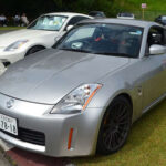 Tras una pausa, el 350Z marcó el regreso a las raíces. Motor V6 de 3.5 litros, hasta más de 300 CV y una experiencia de conducción pura, centrada en el conductor.