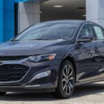 El Chevrolet Malibu 2018 combina buen rendimiento y eficiencia, con un motor turbo 1.5L y 27 mpg en ciudad. Este sedán de tamaño medio ofrece manejo ágil y seguridad confiable, con precios usados de $9,750 a $13,550, convirtiéndolo en una opción asequible sin comprometer calidad ni fiabilidad.