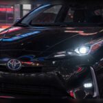 El Toyota Prius 2026 continúa siendo una referencia en eficiencia gracias a consumos de hasta 57 mpg, diseño aerodinámico y opción de tracción total. Su sistema híbrido lleva años demostrando resistencia y bajos costes de uso, lo que reduce tanto gasto en combustible como averías inesperadas. Para quien piensa a largo plazo, pocos coches resultan tan racionales.