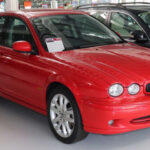 El Jaguar X-Type nació como intento de acceso al segmento compacto premium, pero perdió parte de la identidad de la marca. Su base compartida con modelos más generalistas afectó su percepción de lujo y su posicionamiento en el mercado.