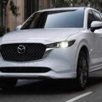 El Mazda CX-5 es conocido por su dirección precisa, suspensión equilibrada y confort en carretera. Su motor 2.5L estándar entrega 187 hp, con opción turbo de hasta 256 hp. La tecnología de serie incluye pantalla de 10,25 pulgadas, Apple CarPlay, Android Auto, frenado automático de emergencia, control de crucero adaptativo y monitoreo de punto ciego. Con un precio inicial de $28,770, ofrece equilibrio entre rendimiento, seguridad y comodidad.