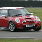 El Mini moderno de primera generación reinterpretó el concepto original con un enfoque más premium. La versión Cooper S destaca por su carácter deportivo y su motor sobrealimentado, siendo la más buscada en el mercado de ocasión.