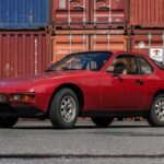 El Porsche 924 continúa siendo una de las formas más económicas de entrar a la marca alemana. Aunque no fue el Porsche más potente, sí destacó por su excelente equilibrio dinámico gracias al esquema transaxle. Las mejores unidades ya superan los 20.000 dólares, pero todavía existen coches utilizables por menos de 10.000 dólares.