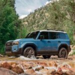 El Toyota Land Cruiser 2026, que comparte plataforma con el 4Runner, renace con un enfoque más sofisticado y confortable. Su versión híbrida estándar combina potencia con rendimiento off-road, ofreciendo suspensión refinada y un interior premium. La leyenda todoterreno se mantiene, equilibrando tradición y modernidad para quienes desean lujo y capacidad.