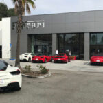 Ferrari prioriza clientes fieles. Si eres nuevo, lo habitual es empezar por modelos usados o menos exclusivos antes de acceder a los más demandados.