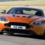 El Vantage, desarrollado íntegramente bajo la era Ford, ofrecía una experiencia más deportiva. Con motores V8 y posteriormente V12, fue uno de los modelos más exitosos de Aston Martin en términos de producción.