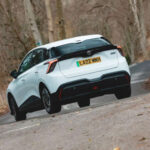 El MG 4 es una de las opciones más asequibles del mercado eléctrico. A pesar de su precio contenido, ofrece una autonomía de hasta 281 millas y un comportamiento equilibrado. Su maletero de 363 litros cumple correctamente, y su relación entre coste y prestaciones lo convierte en una alternativa muy atractiva.