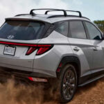 El Hyundai Tucson 2025 ofrece buen espacio y tecnología, pero sufre por una transmisión inconsistente, balanceo excesivo en curvas y frenos bruscos a baja velocidad. Su ergonomía también genera confusión.