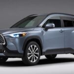 El Corolla Cross 2022 trasladó la receta del Corolla al mundo SUV. Ofrece posición de conducción elevada, espacio extra y una mecánica conocida por su resistencia. No es el más avanzado tecnológicamente, pero sí una alternativa sensata para quien prioriza fiabilidad. Es uno de los SUV compactos más seguros para comprar usado.