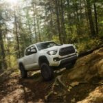 MSRP 2025: $32,445 | Costo mantenimiento 5 años: $2,672
La Tacoma es duradera y confiable, con gran valor de reventa. Muchos propietarios reportan superar las 300.000 millas, siendo una camioneta asequible frente a competidores.