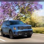 El mayor golpe del Telluride está en el habitáculo. Kia creó una cabina con materiales suaves, diseño limpio y una atmósfera claramente premium, sobre todo en versiones altas. Todo resulta intuitivo y bien resuelto, sin caer en complicaciones innecesarias. Muchos compradores sienten que están en un SUV mucho más caro.