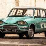 El Citroën Ami original de los años 60 destacaba por su diseño excéntrico y su carácter práctico. Compartía elementos mecánicos con el 2CV y ofrecía soluciones innovadoras para su época, convirtiéndose en un modelo muy popular en Europa.