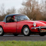 El Triumph Spitfire fue un roadster accesible pensado para el gran público. Ligero, sencillo y divertido, ofrecía una experiencia de conducción pura, enfocada en el placer de conducir descapotado más que en las prestaciones absolutas.