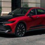 El Toyota Crown parte aproximadamente desde los 41.000 dólares, mientras que el Lexus ES arranca en torno a los 43.000 dólares. La diferencia es reducida en versiones básicas, aunque el Crown suele ser ligeramente más económico. En los acabados superiores, ambos modelos se solapan en precio, llegando a superar los 50.000 dólares en sus configuraciones más equipadas.