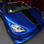 El SSC Ultimate Aero fue en su momento el coche de producción más rápido del mundo, alcanzando más de 410 km/h. Su motor V8 biturbo y su enfoque minimalista lo colocaron en la élite de la velocidad, aunque su escasa visibilidad mediática lo mantuvo en un segundo plano frente a otros hipercoches.