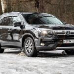El Honda Pilot sorprendió al entrar en esta lista, ya que la marca japonesa suele destacar por su robustez mecánica. Sin embargo, casi 300.000 vehículos fueron incluidos en una revisión por errores en el software de inyección de combustible.

El fallo puede provocar pérdida total de potencia o apagados repentinos del motor, una situación delicada tanto en ciudad como en autopista. Para Honda, resolver rápido este problema será clave para mantener su histórica reputación de fiabilidad.