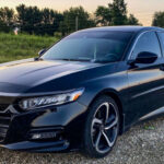 El Honda Accord es otra excelente opción dentro de las berlinas medianas. Ofrece espacio, buen comportamiento en carretera y una experiencia de uso muy equilibrada. Es fácil de manejar pese a su tamaño.