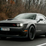 Pesado, muy potente y con consumos elevados. La combinación de inercia y potencia puede llevar a sobreconfianza. Coste de uso alto para un primer coche.