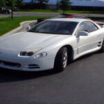 Tecnología adelantada a su tiempo: tracción total, dirección en las cuatro ruedas y aerodinámica activa. Pero su peso y complejidad jugaron en su contra. Hoy, encontrar uno original es difícil, y su rareza impulsa su cotización al alza.