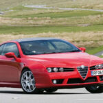 No era el deportivo que prometía en comportamiento, pero su diseño es simplemente espectacular. El Brera conquista por los ojos: líneas agresivas, presencia única y ADN italiano en cada detalle.