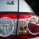 El Corolla fue pionero en incorporar luces de reversa blancas, hoy estándar en la industria. Este detalle mejoró la seguridad y demuestra cómo Toyota ha apostado históricamente por soluciones prácticas.