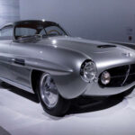 Uno de los Fiat más espectaculares jamás creados. Con carrocería de Ghia y motor V8, solo 15 unidades Supersonic fueron producidas. Su diseño fluido lo posiciona como uno de los coches italianos más bellos de los años 50.