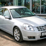 Un Cadillac chico para Europa basado en el Saab 9-3. Nunca se vendió en EE.UU. y pasó sin éxito frente a rivales alemanes.