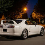 Más que un auto, un símbolo cultural. Su motor 2JZ es legendario por su capacidad de preparación, y su diseño sigue siendo reconocible al instante. Es rápido, resistente y con una identidad que los deportivos actuales difícilmente igualan.