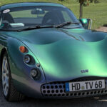 Puro caos controlado. Sin ayudas electrónicas y con más de 400 hp en un chasis liviano, el Tuscan era una experiencia extrema. No era perfecto en confiabilidad, pero su brutalidad y diseño lo convierten en uno de los deportivos más emocionantes que pocos realmente conocen.