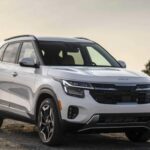 El Kia Seltos 2026 parte desde 23.790 dólares y destaca por un interior que parece de una categoría superior. Especialmente en acabados medios y altos, transmite una calidad percibida cercana a modelos bastante más caros.

Además, mantiene una de las mejores garantías del mercado y un comportamiento agradable. Su diseño puede parecer conservador y el motor suena algo tosco al exigirle, pero sigue siendo uno de los SUV más completos por precio.