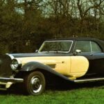 El Panther De Ville de 1974 parecía inspirado directamente en el Bugatti Royale, aunque en formato más utilizable. Se ofreció como berlina, limusina, coupé y también roadster, convirtiéndose en uno de los coches más llamativos de su tiempo.

Solo unas 60 unidades fueron fabricadas y once correspondieron a versiones abiertas. Bajo su apariencia teatral escondía mecánica Jaguar, con motores seis cilindros o V12, además de suspensión y dirección heredadas del XJ.