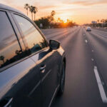 El trabajo en insonorización es clave. Gracias a materiales aislantes y cristales acústicos, el habitáculo se mantiene extremadamente silencioso incluso a velocidades de autopista.
