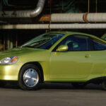 El Honda Insight apostó por la eficiencia extrema antes de que el mercado estuviera listo. Su diseño aerodinámico y consumo muy bajo lo colocaron por delante de otros híbridos. Sin embargo, su enfoque radical lo volvió menos atractivo para el público general en su momento.