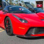 El Ferrari LaFerrari introdujo la electrificación sin perder ADN deportivo. Con casi 1.000 CV combinados, demostró que el futuro podía ser igual de emocionante. Fue un salto tecnológico clave para la marca.