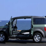 El Element rompió todos los esquemas con su diseño cuadrado y puertas tipo “suicidas”. Su interior era extremadamente versátil, pensado para actividades al aire libre. Fue amado por su funcionalidad y criticado por su apariencia.