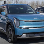 El Kia EV9 ya forma parte de la producción en Estados Unidos tras la ampliación de la planta de Georgia. Es uno de los modelos eléctricos más importantes de la marca.

Se trata de un SUV grande totalmente eléctrico con tres filas de asientos, orientado a competir en el segmento más avanzado del mercado.

Su fabricación en EE.UU. refuerza la estrategia de Kia en movilidad eléctrica y expansión tecnológica.