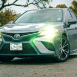 El Toyota Camry es uno de los sedanes más fiables del mercado global. Su ingeniería está pensada para la resistencia a largo plazo más que para la complejidad.

Muchos propietarios reportan años de uso sin averías importantes, lo que refuerza su reputación de coche “eterno”.
