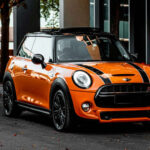 El Mini original no buscaba impresionar por potencia o tamaño, sino por eficiencia urbana. Su diseño compacto lo hacía fácil de subestimar.

Pero su agilidad en conducción lo convirtió en un éxito inesperado, especialmente en competición, donde demostró su verdadero potencial.
