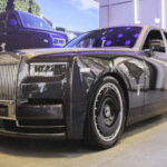Rolls-Royce mantiene el V12 como pieza clave de su gama de lujo. Modelos como el Phantom o el Cullinan siguen utilizando motores V12 biturbo.

En este caso, el enfoque no es la deportividad, sino el silencio, la suavidad y la ausencia total de vibraciones, que son esenciales en su filosofía de lujo absoluto.