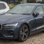 El Volvo S60 R es un sedán familiar con carácter deportivo oculto bajo su diseño sobrio.

Su motor turbo de cinco cilindros entrega alrededor de 300 CV, ofreciendo aceleraciones muy sólidas para su segmento.