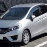 El Honda Fit, conocido en otros mercados como Jazz, es uno de los utilitarios más inteligentes que ha fabricado la marca. Su principal virtud es el aprovechamiento del espacio interior gracias al sistema de asientos “Magic Seat”, que permite múltiples configuraciones de carga. A nivel mecánico, destaca por su fiabilidad y consumo reducido, algo que lo ha convertido en un referente urbano. A pesar de ello, su desaparición en algunos mercados ha pasado bastante desapercibida, eclipsado por el auge de los SUV urbanos.