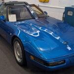 El Corvette ZR-1 de los 90 fue un proyecto desarrollado junto a Lotus. Oficialmente rondaba los 180 mph, pero en la práctica alcanzaba cerca de 190 mph. Su motor LT5 V8, junto con mejoras aerodinámicas y de suspensión, lo colocaban por encima de muchos deportivos europeos de su época.