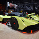 Desarrollado con ingeniería de Red Bull Racing, el Valkyrie es lo más cercano a un Fórmula 1 matriculado. Su V12 atmosférico de 6.5 litros gira hasta 11.100 rpm, entregando cerca de 1.000 CV más apoyo eléctrico. Aston Martin estima una velocidad máxima cercana a 250 mph, aunque aún sin verificación oficial completa.