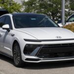 Con un precio inicial de 28.695 dólares, el Hyundai Sonata 2026 se coloca por debajo del Camry y mantiene una propuesta muy equilibrada. Su versión híbrida alcanza hasta 47 mpg combinados, siendo una alternativa seria para ahorrar combustible.

Además, combina diseño llamativo, buen nivel tecnológico y una conducción cómoda. No busca sensaciones deportivas extremas, pero cumple con nota como berlina moderna para uso diario y viajes largos.