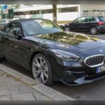 Aunque sorprenda, BMW también tiene opciones interesantes por este presupuesto. El BMW Serie 3 de mediados de los 2000 conserva tacto deportivo, motores potentes y gran equilibrio dinámico. Para quienes buscan algo más radical, el BMW Z4 ofrece formato biplaza, versiones descapotables y una experiencia de conducción mucho más emocional que la mayoría de rivales en ese precio.