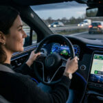 En el segmento de lujo moderno, la seguridad es un pilar esencial. Sistemas como el control de crucero adaptativo, mantenimiento de carril y asistencia activa a la conducción elevan la experiencia del usuario, reduciendo riesgos y aumentando la confianza al volante.