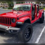 La Jeep Gladiator Rubicon es posiblemente la más radical en cuanto a capacidades off-road. Con ejes reforzados, sistema 4x4 avanzado y protecciones específicas, está pensada para superar obstáculos extremos. Su diseño combina lo mejor de Jeep con la practicidad de una pick-up, ofreciendo una resistencia fuera de lo común en terrenos complicados.